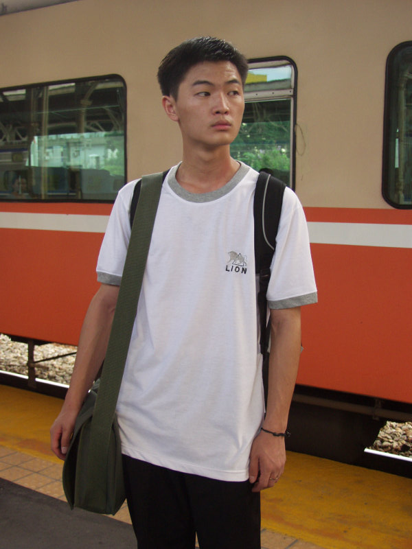 台灣鐵路旅遊攝影台中火車站月台旅客特寫2004攝影照片160