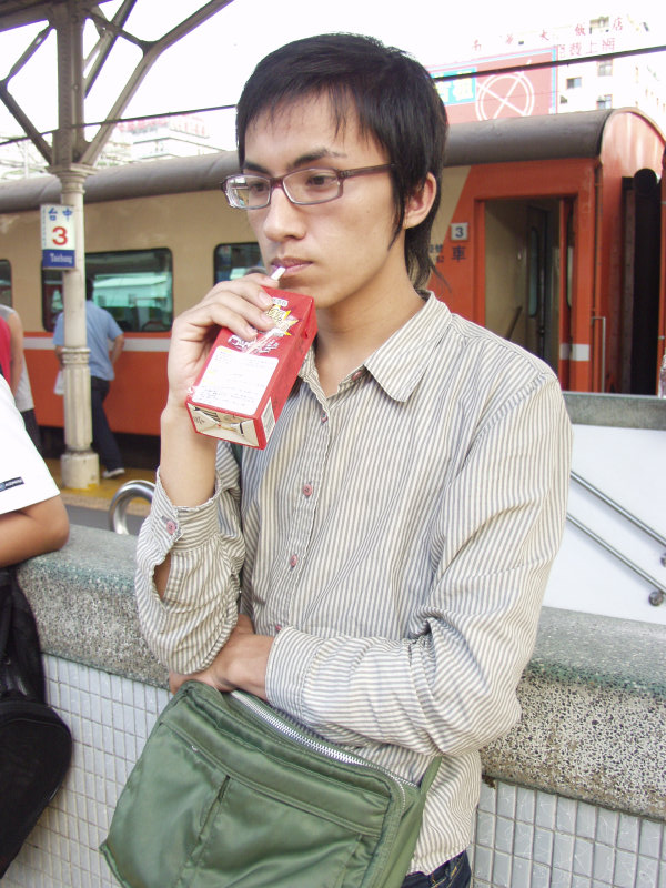 台灣鐵路旅遊攝影台中火車站月台旅客特寫2004攝影照片161
