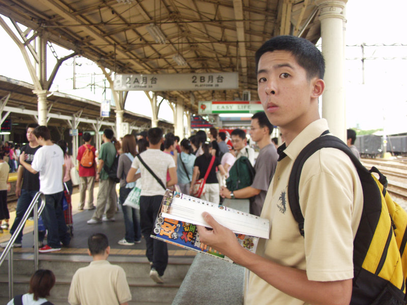 台灣鐵路旅遊攝影台中火車站月台旅客特寫2004攝影照片162