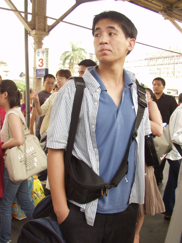 台灣鐵路旅遊攝影台中火車站月台旅客特寫2004攝影照片165