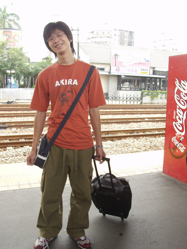 台灣鐵路旅遊攝影台中火車站月台旅客特寫2004攝影照片173