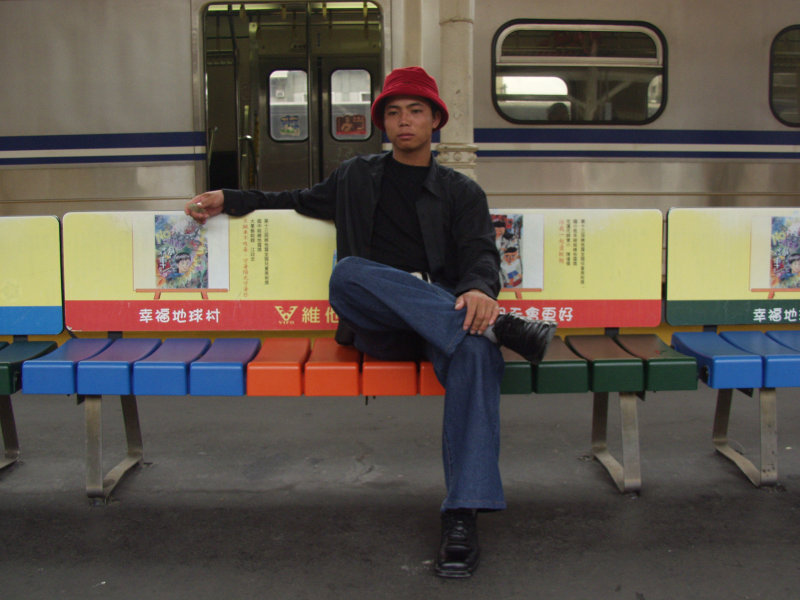 台灣鐵路旅遊攝影台中火車站月台旅客特寫2004攝影照片176