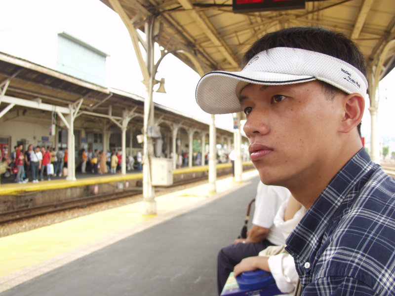 台灣鐵路旅遊攝影台中火車站月台旅客特寫2004攝影照片185