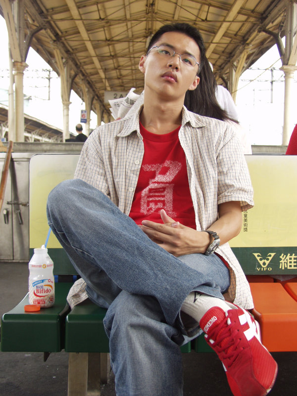 台灣鐵路旅遊攝影台中火車站月台旅客特寫2004攝影照片189