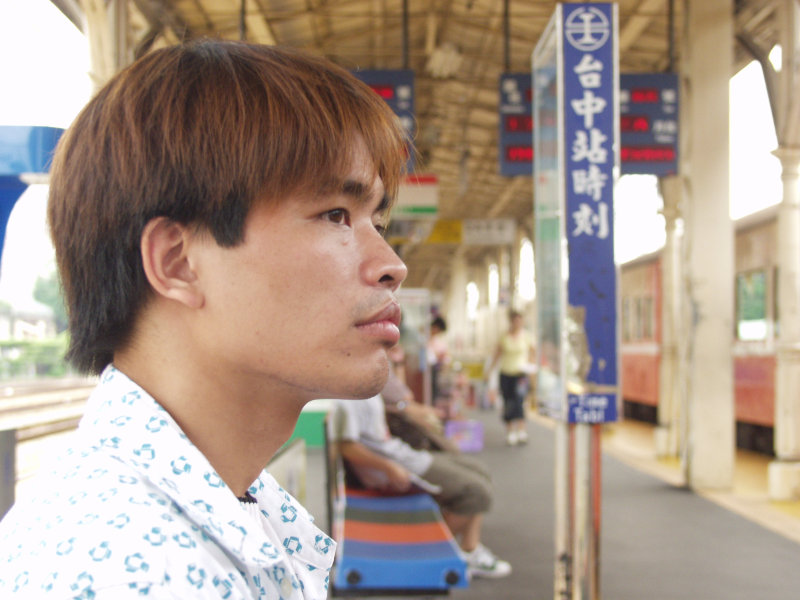 台灣鐵路旅遊攝影台中火車站月台旅客特寫2004攝影照片190