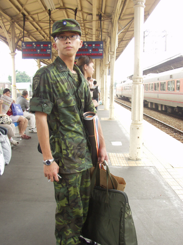 台灣鐵路旅遊攝影台中火車站月台旅客特寫2004攝影照片191