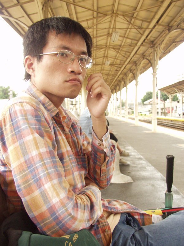 台灣鐵路旅遊攝影台中火車站月台旅客特寫2004攝影照片195