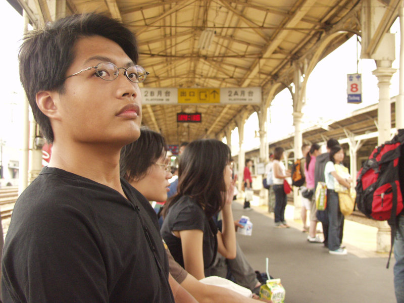台灣鐵路旅遊攝影台中火車站月台旅客特寫2004攝影照片196