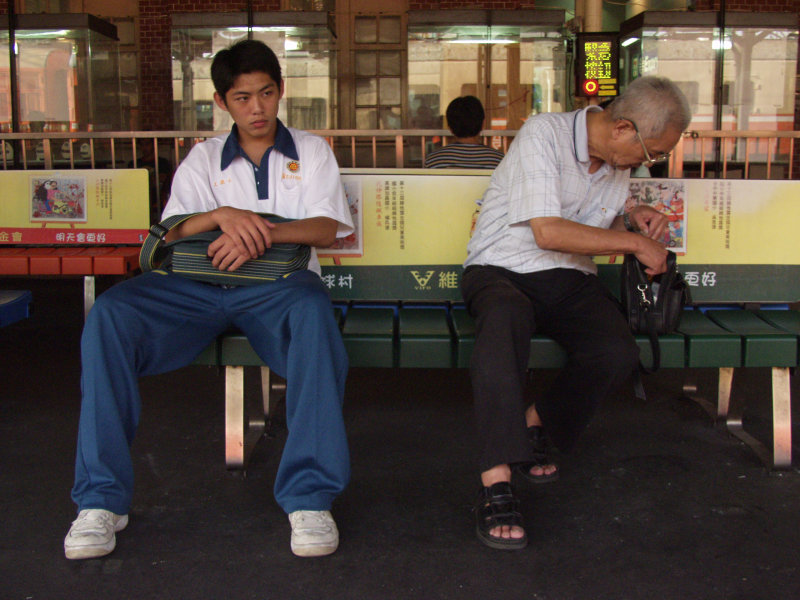 台灣鐵路旅遊攝影台中火車站月台旅客特寫2004攝影照片199