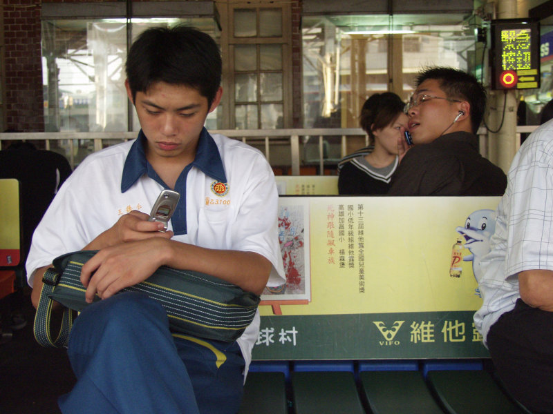 台灣鐵路旅遊攝影台中火車站月台旅客特寫2004攝影照片200
