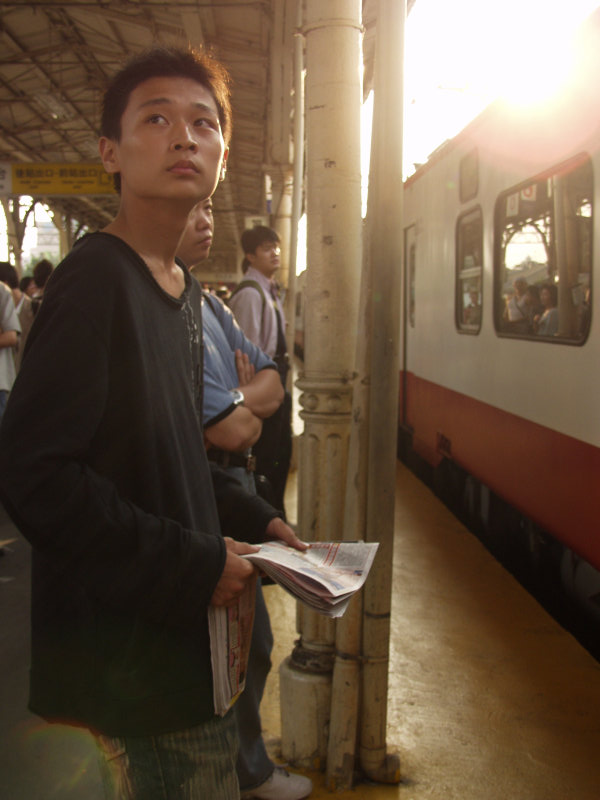 台灣鐵路旅遊攝影台中火車站月台旅客特寫2004攝影照片209
