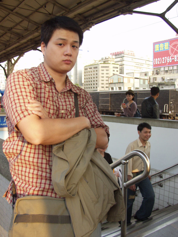 台灣鐵路旅遊攝影台中火車站月台旅客特寫2004攝影照片218