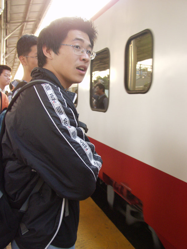 台灣鐵路旅遊攝影台中火車站月台旅客特寫2004攝影照片220