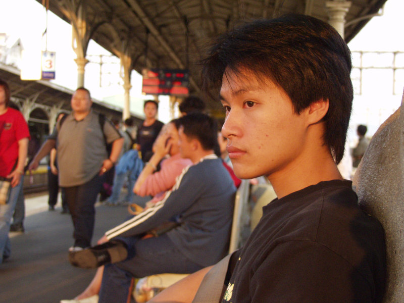 台灣鐵路旅遊攝影台中火車站月台旅客特寫2004攝影照片221