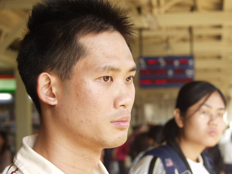 台灣鐵路旅遊攝影台中火車站月台旅客特寫2004攝影照片234