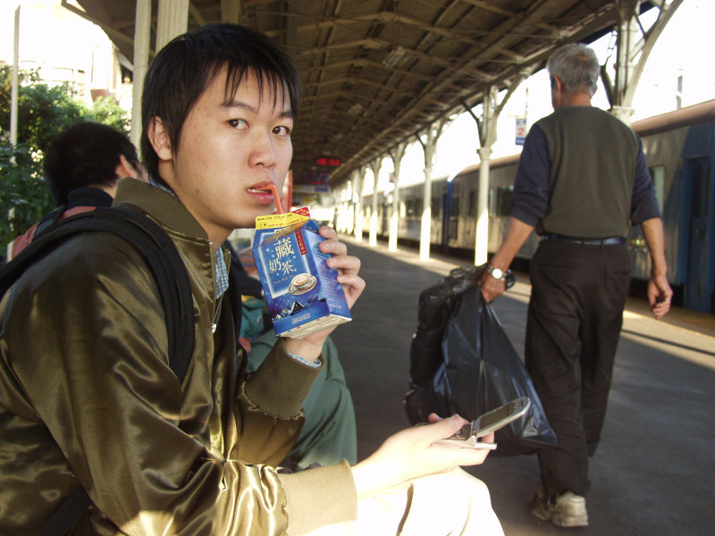 台灣鐵路旅遊攝影台中火車站月台旅客特寫2004攝影照片238