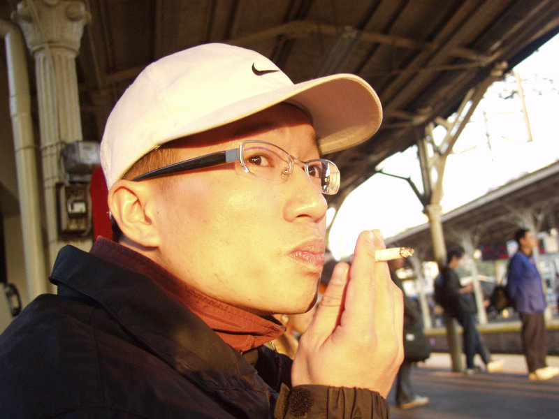 台灣鐵路旅遊攝影台中火車站月台旅客特寫2004攝影照片240