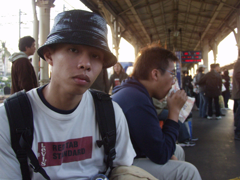 台灣鐵路旅遊攝影台中火車站月台旅客特寫2004攝影照片241