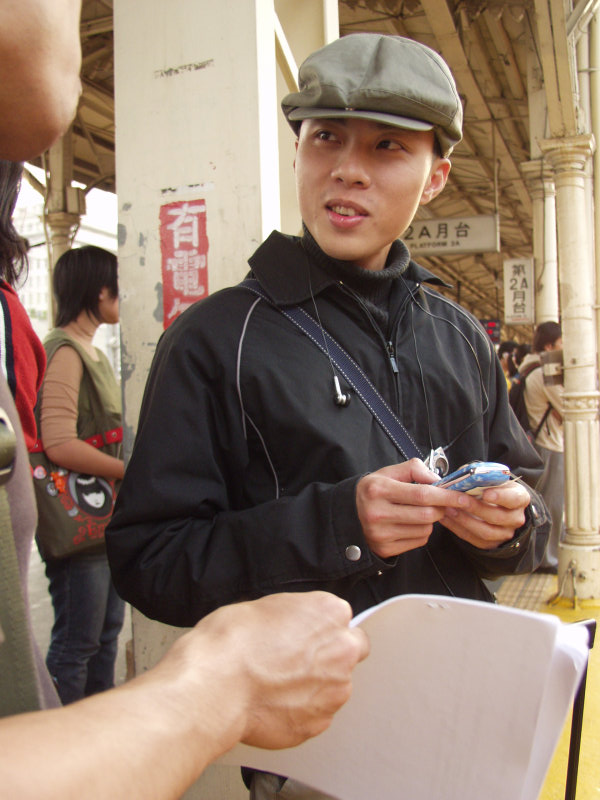 台灣鐵路旅遊攝影台中火車站月台旅客特寫2004攝影照片247