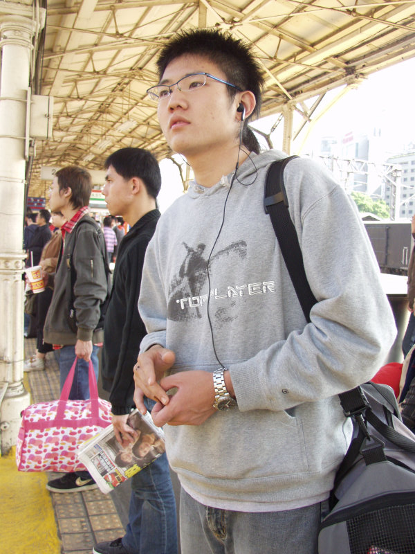台灣鐵路旅遊攝影台中火車站月台旅客特寫2004攝影照片250