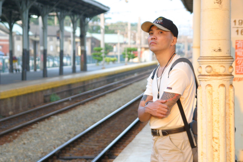 台灣鐵路旅遊攝影台中火車站月台旅客特寫2005攝影照片2