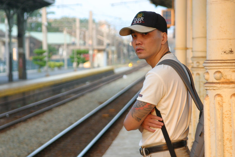 台灣鐵路旅遊攝影台中火車站月台旅客特寫2005攝影照片3
