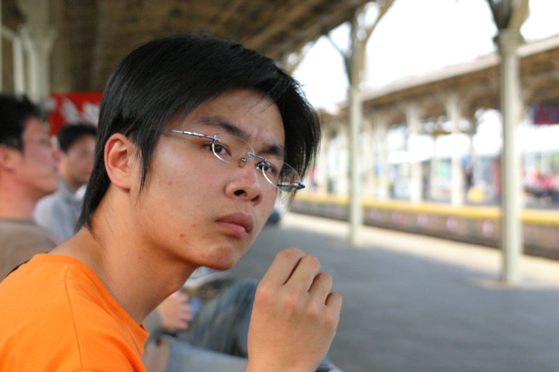 台灣鐵路旅遊攝影台中火車站月台旅客特寫2005攝影照片4