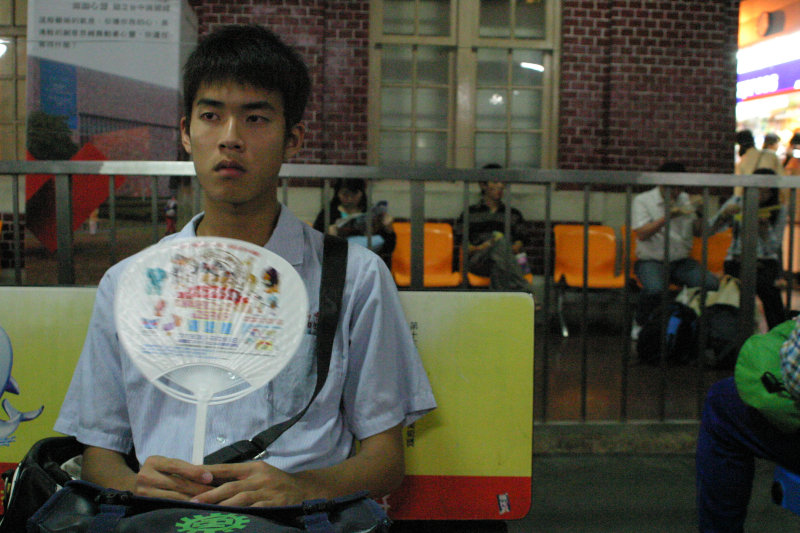 台灣鐵路旅遊攝影台中火車站月台旅客特寫2005攝影照片5