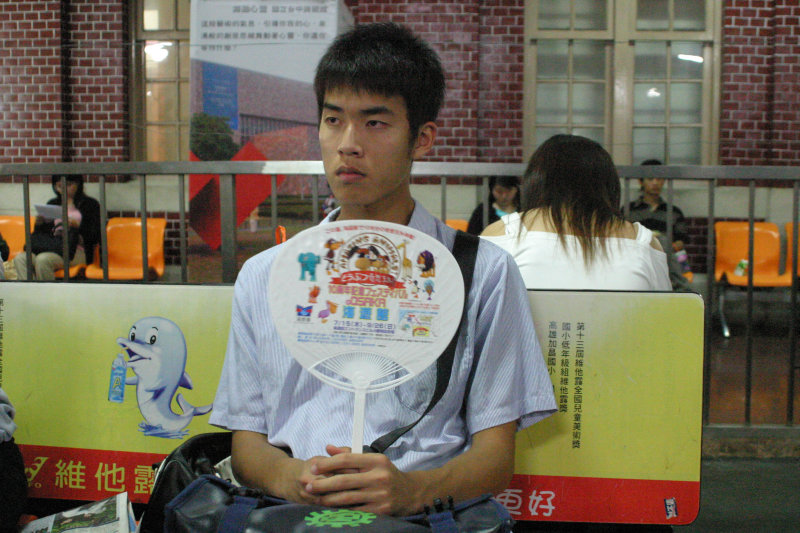 台灣鐵路旅遊攝影台中火車站月台旅客特寫2005攝影照片6