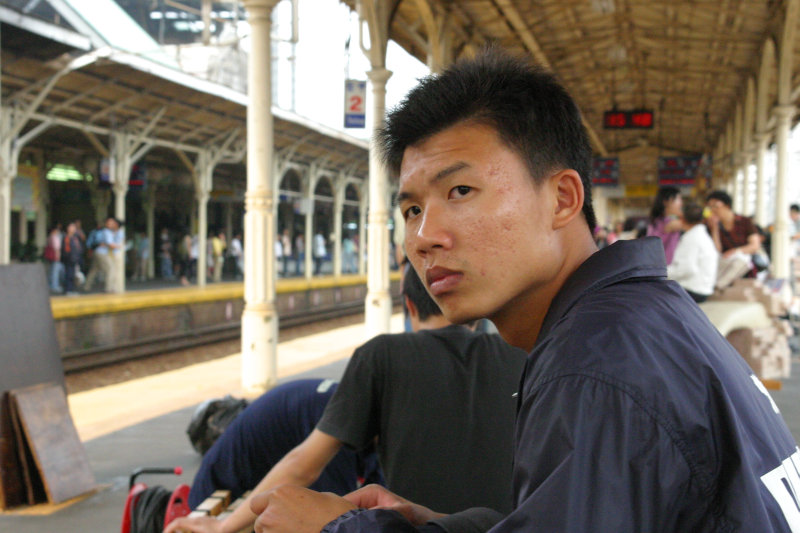 台灣鐵路旅遊攝影台中火車站月台旅客特寫2005攝影照片7