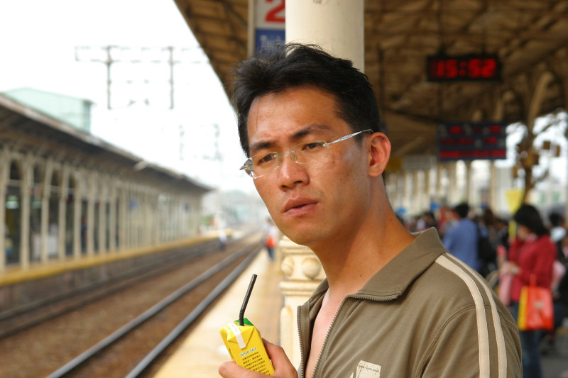 台灣鐵路旅遊攝影台中火車站月台旅客特寫2005攝影照片8
