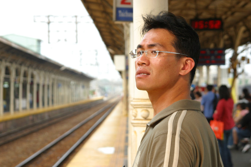 台灣鐵路旅遊攝影台中火車站月台旅客特寫2005攝影照片10