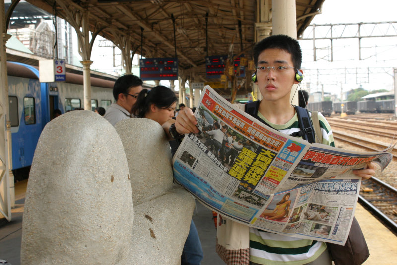 台灣鐵路旅遊攝影台中火車站月台旅客特寫2005攝影照片12
