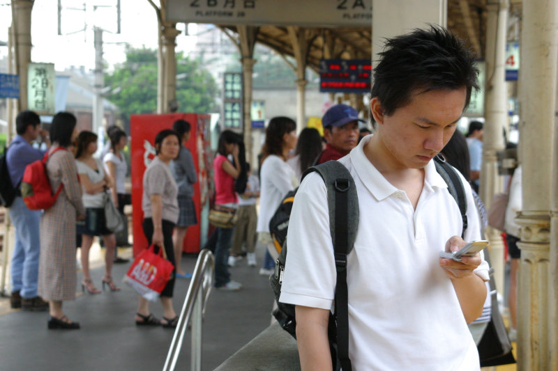 台灣鐵路旅遊攝影台中火車站月台旅客特寫2005攝影照片15