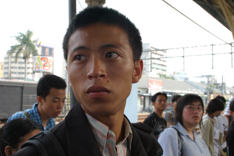 台灣鐵路旅遊攝影台中火車站月台旅客特寫2005攝影照片17