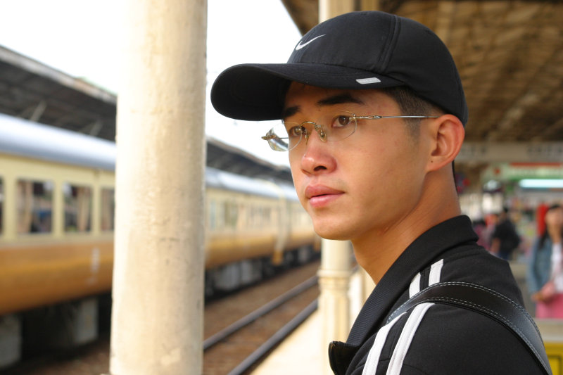 台灣鐵路旅遊攝影台中火車站月台旅客特寫2005攝影照片19