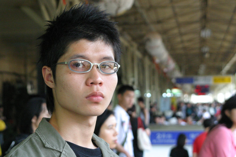 台灣鐵路旅遊攝影台中火車站月台旅客特寫2005攝影照片22