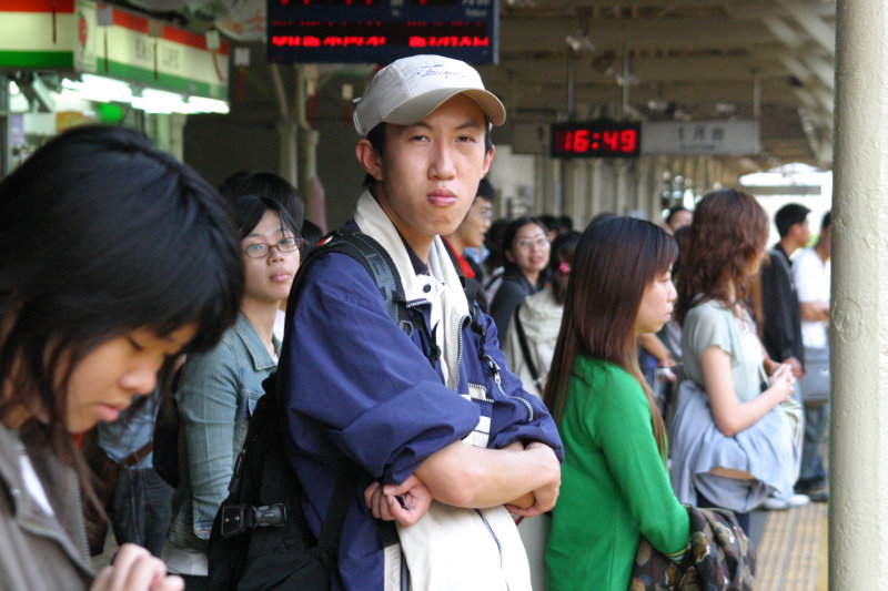 台灣鐵路旅遊攝影台中火車站月台旅客特寫2005攝影照片23