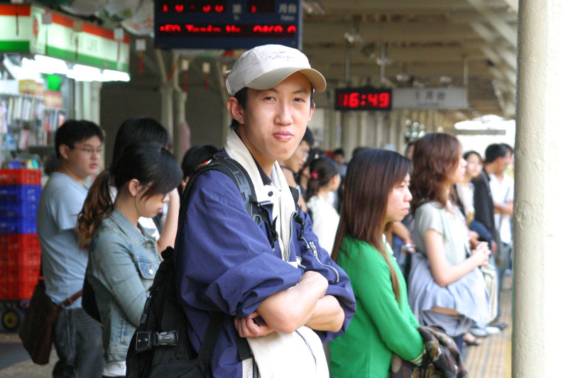 台灣鐵路旅遊攝影台中火車站月台旅客特寫2005攝影照片24