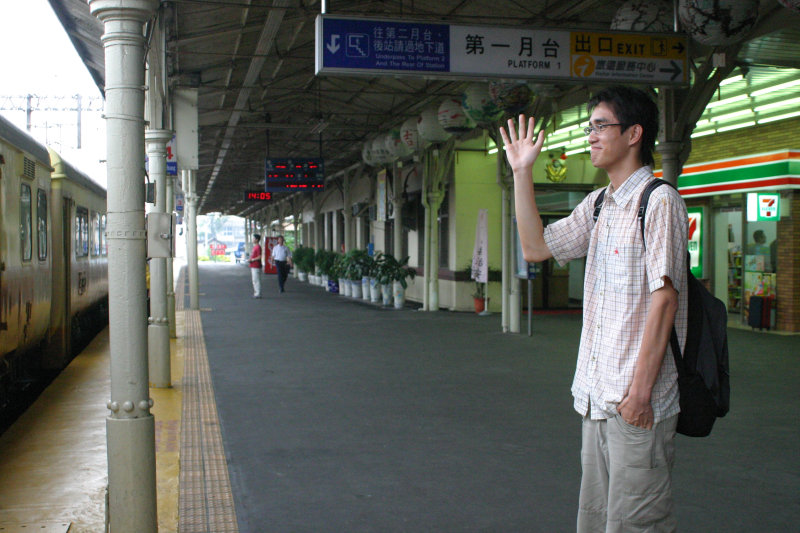 台灣鐵路旅遊攝影台中火車站月台旅客特寫2005攝影照片31