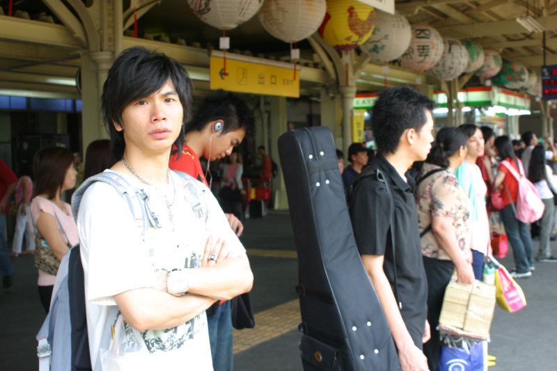 台灣鐵路旅遊攝影台中火車站月台旅客特寫2005攝影照片32