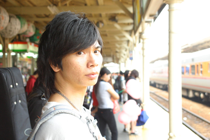 台灣鐵路旅遊攝影台中火車站月台旅客特寫2005攝影照片33