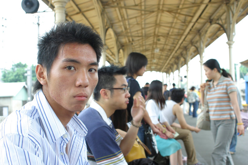 台灣鐵路旅遊攝影台中火車站月台旅客特寫2005攝影照片35