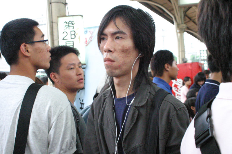 台灣鐵路旅遊攝影台中火車站月台旅客特寫2005攝影照片37