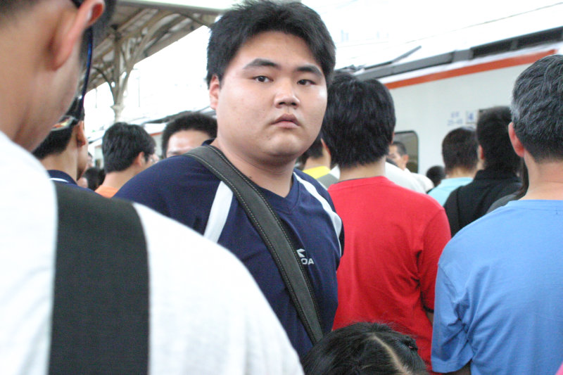 台灣鐵路旅遊攝影台中火車站月台旅客特寫2005攝影照片38