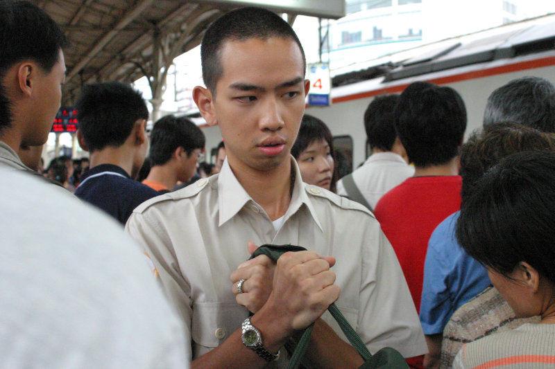 台灣鐵路旅遊攝影台中火車站月台旅客特寫2005攝影照片39