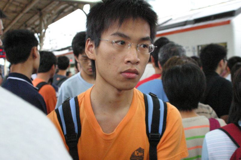 台灣鐵路旅遊攝影台中火車站月台旅客特寫2005攝影照片40