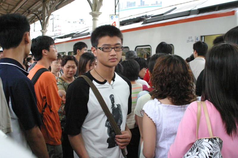 台灣鐵路旅遊攝影台中火車站月台旅客特寫2005攝影照片41