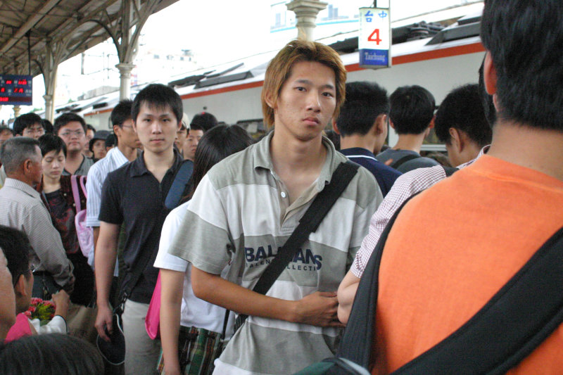 台灣鐵路旅遊攝影台中火車站月台旅客特寫2005攝影照片42