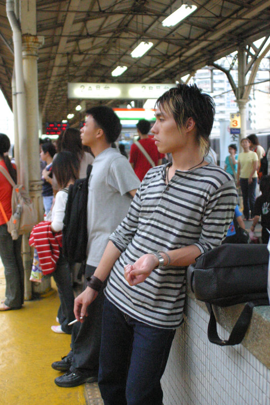 台灣鐵路旅遊攝影台中火車站月台旅客特寫2005攝影照片47